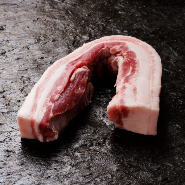 走る豚バラ肉ブロックのイメージ画像２